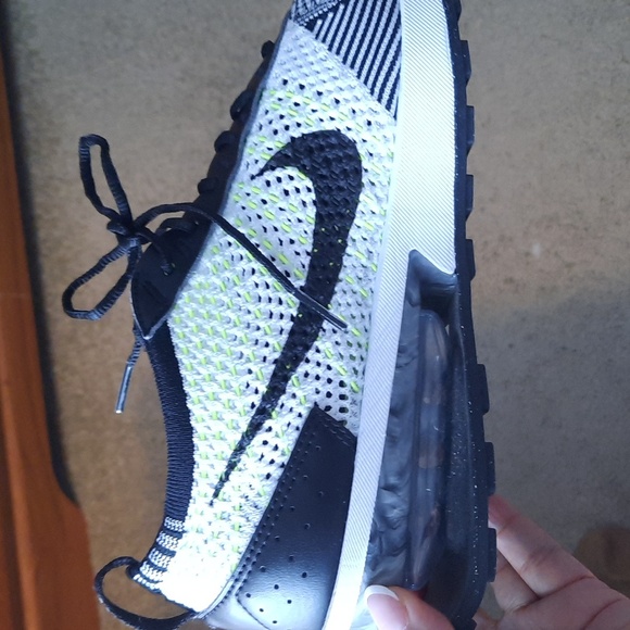 NIKE Flynit Sneakers - Picture 6 of 8